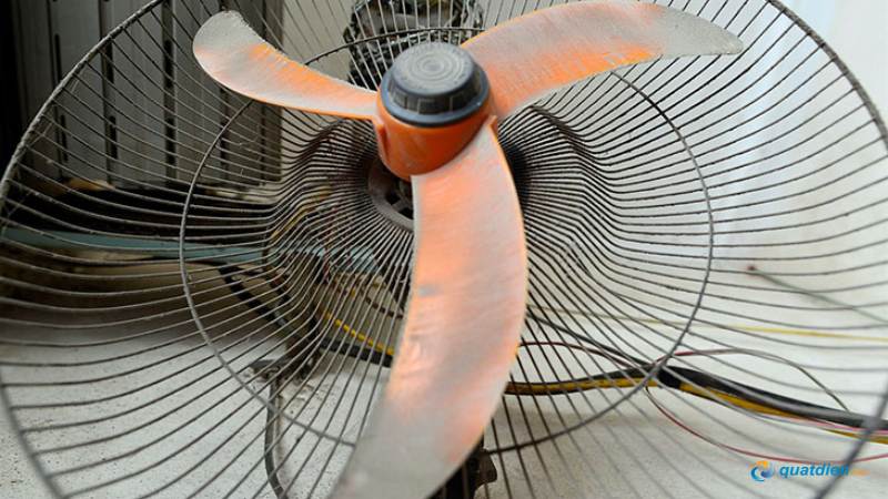Cánh quạt bụi bẩn gây quay nặng