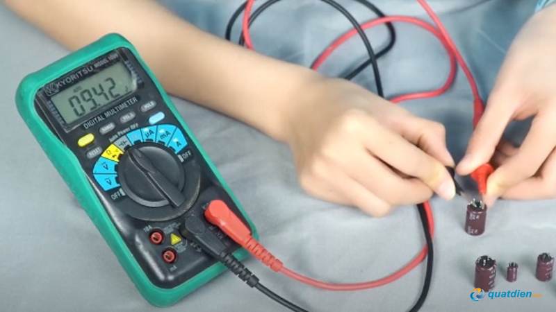 Dùng đồng hồ đo để kiểm tra điện dung