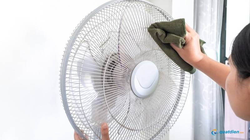 Lau lồng quạt giúp giảm bụi cho bé