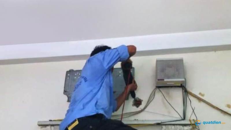 Khoét lỗ theo vị trí đã đánh dấu để lắp quạt hút mùi