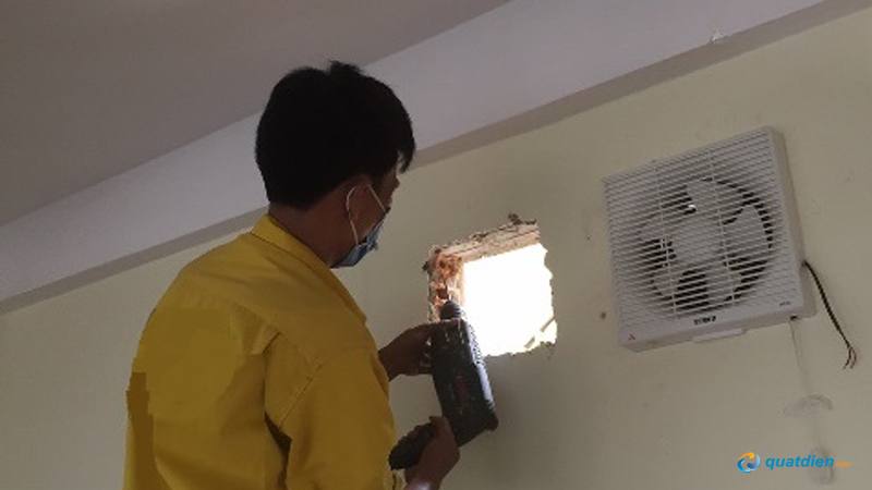 Đánh dấu vị trí lắp quạt hút mùi trên tường hoặc trần