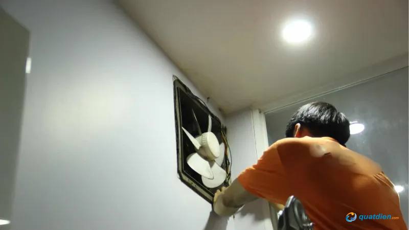 Bước kết nối ống dẫn khí cho quạt hút mùi