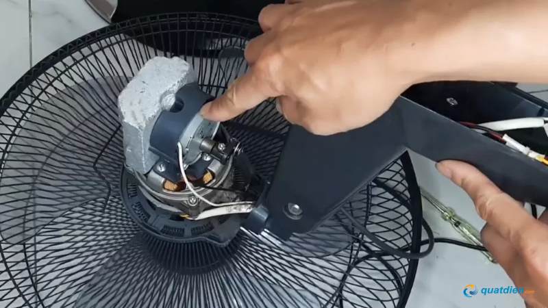Bánh răng đảo bị mòn khiến quạt không xoay trái phải