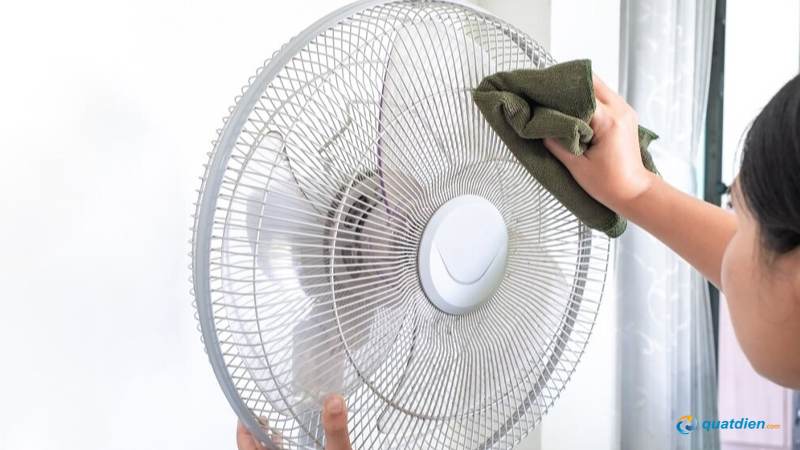 Xịt dung dịch giúp quạt sạch mà không tháo lồng