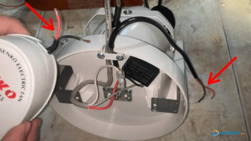 Dây nóng từ nguồn nối vào hộp số điều tốc