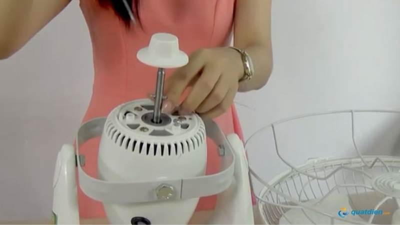 Dùng tua vít mở các chi tiết bảo vệ mô tơ