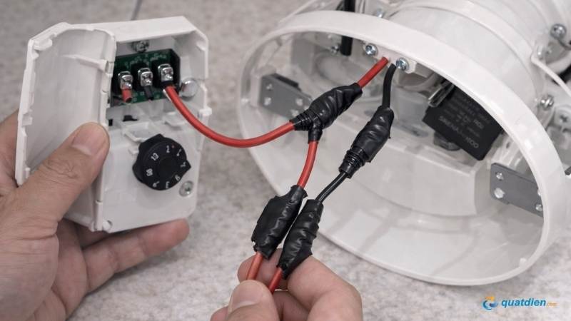 Quấn băng keo điện kín các mối nối