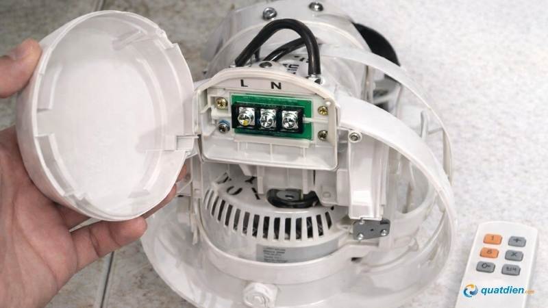 Mở ốp che để thấy mạch điều khiển quạt Senko