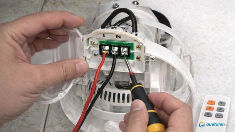 Nối dây nóng vào cọc L trên mạch điều khiển Nối dây nguội vào cọc N