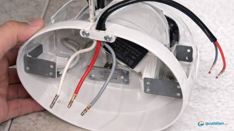 Xác định ba dây màu Trắng, Đỏ, Xám trong thân quạt.