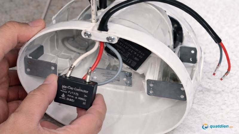 Nối dây Đỏ vào một đầu tụ điện K3 và dây xám vào tụ còn lại