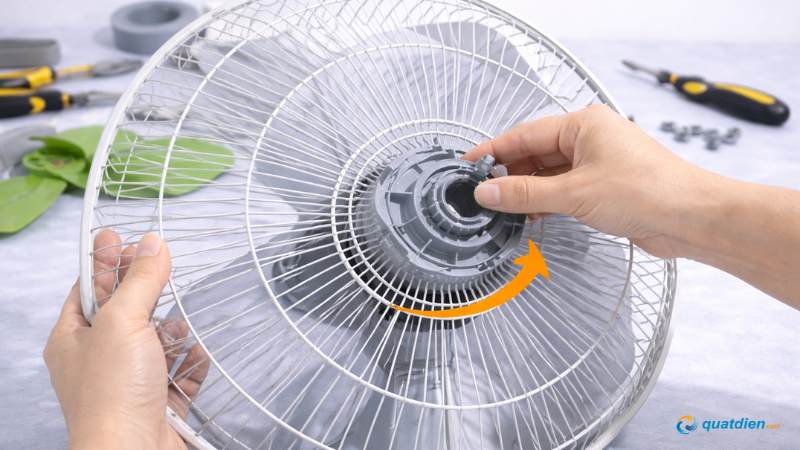 Lắp lồng sau vào trục motor và siết chặt vòng hãm