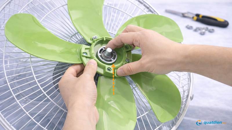 Lắp cánh đúng trục giúp quạt Senko 5 cánh chạy êm