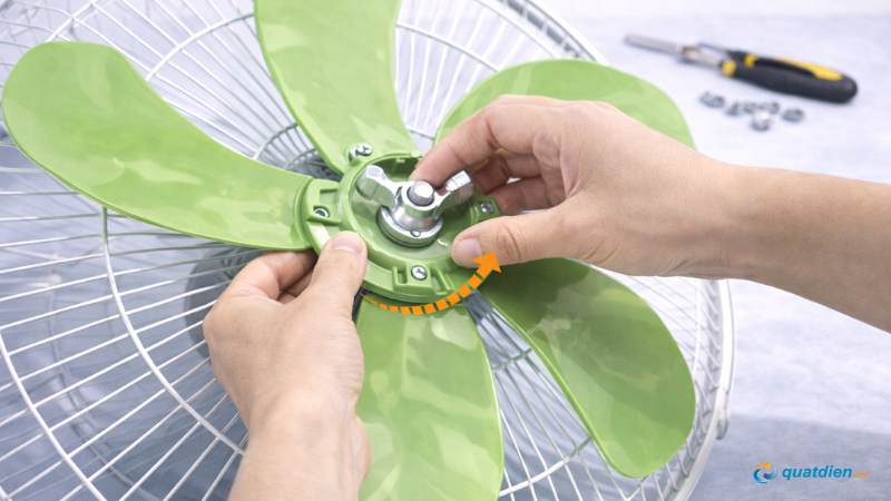 Vặn tán cánh từ từ để cánh bám trục chắc chắn