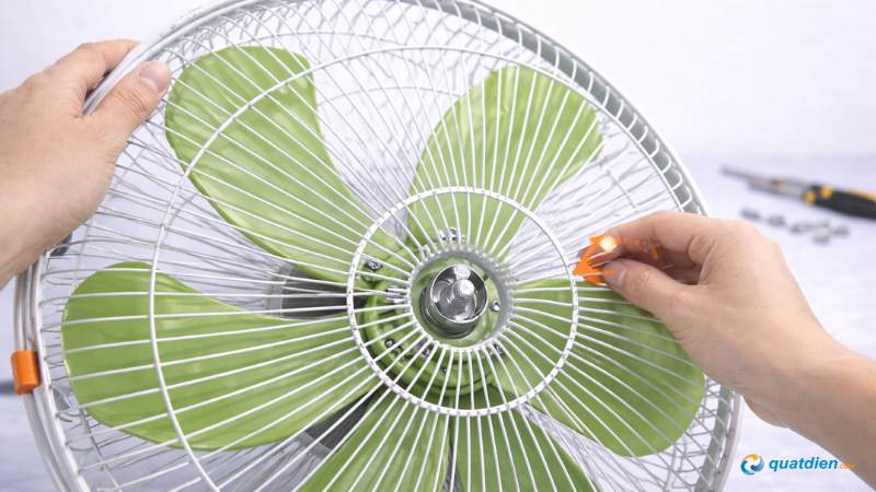 Lắp lồng trước khớp với lồng sau và khóa chặt ngàm