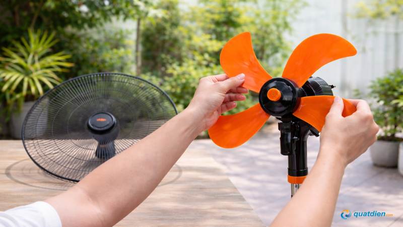 Giữ trục motor cố định trước khi tháo cánh quạt