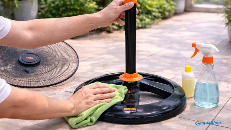 Dùng khăn ẩm lau sạch chân đế và thân quạt.