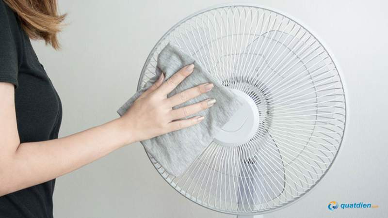 Lau bụi cánh quạt Senko bằng khăn ẩm trước khi tháo