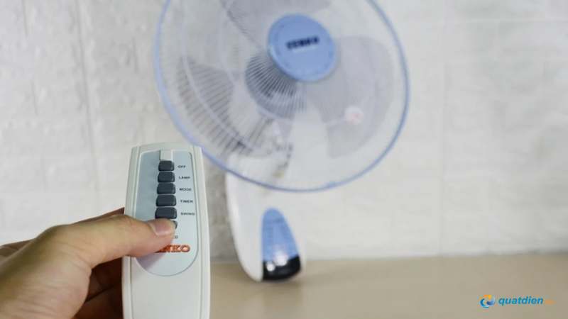 Nút ON/SPEED dùng để bật quạt Senko và chỉnh tốc độ gió