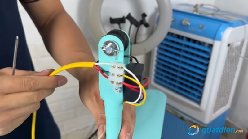Kéo một dây từ hộp số vào dây nóng của quạt