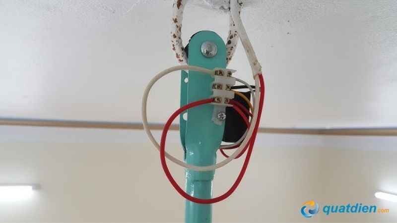 Đấu dây nóng của nguồn điện vào công tắc