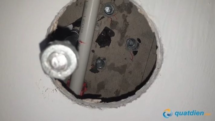 Lắp ty ren vào nở tạo khung cố định cho trần thạch cao