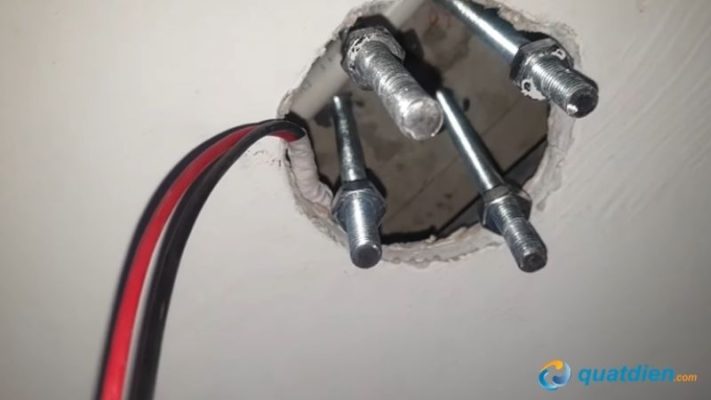 Siết chặt các nở vào ty ren và luồn dây điện xuống trần