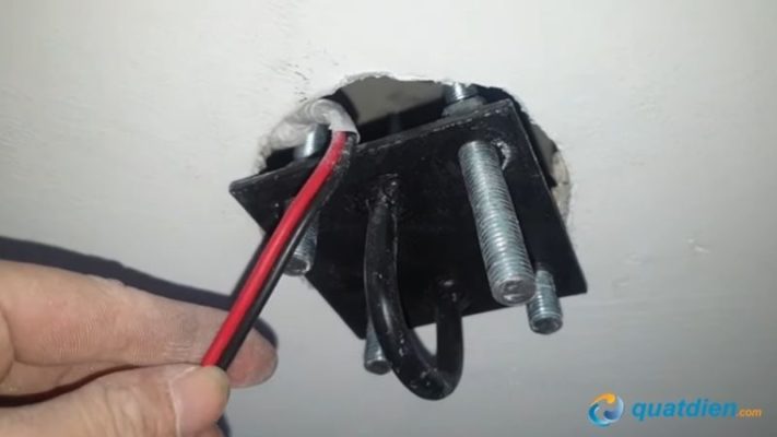 Lắp bản ngã vào các ty ren cho thẳng hàng