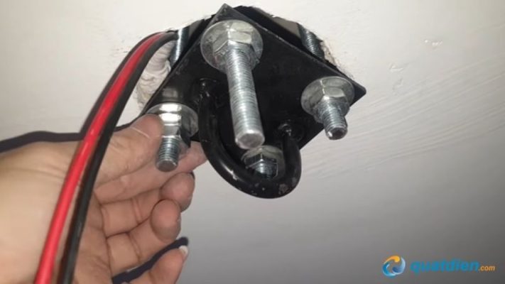 Siết ê-cu cho cố định bản ngã và cho thật chắc 