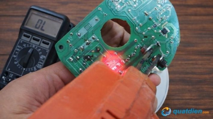 dùng mỏ hàn để tách tụ điện ra khỏi mạch