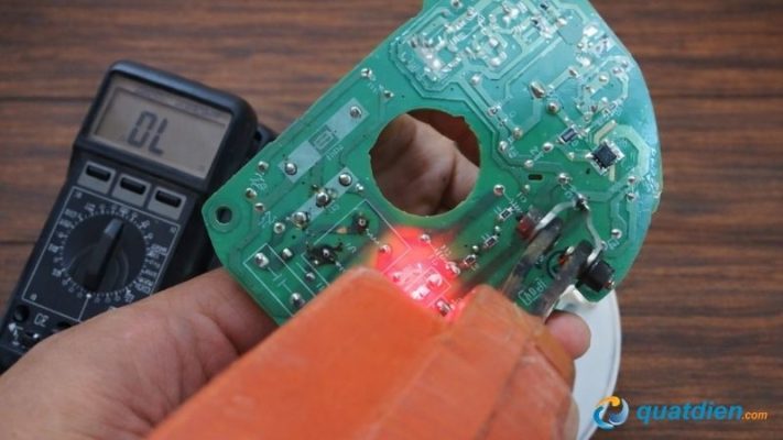 Hàn lại tụ điện lên trên mạch điện của quạt