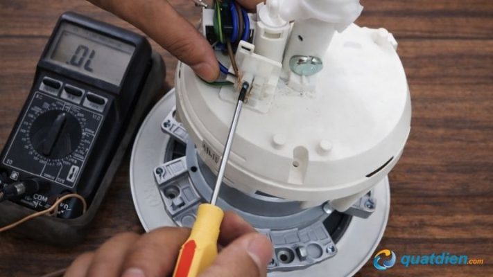 Siết chặt các ốc vít để tránh rung lắc gây lỗi của quạt trần Panasonic