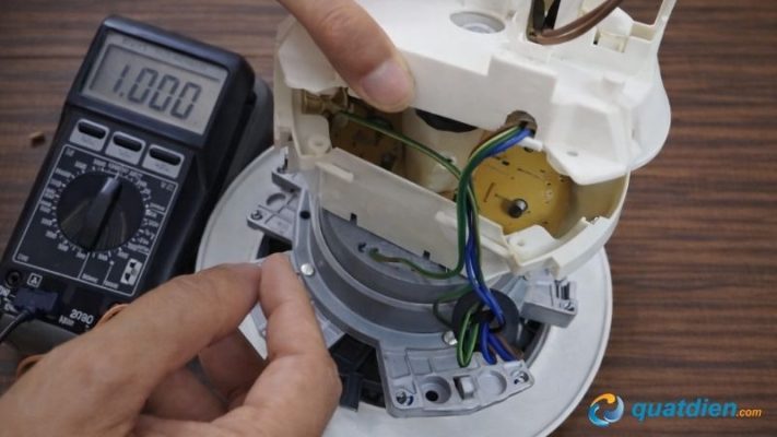 tháo vỏ ngoài của quạt và mở phần mạch điện quạt bên trong