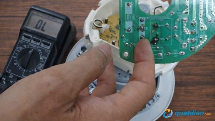 quan sát để tìm các dấu hiệu chập điện của quạt