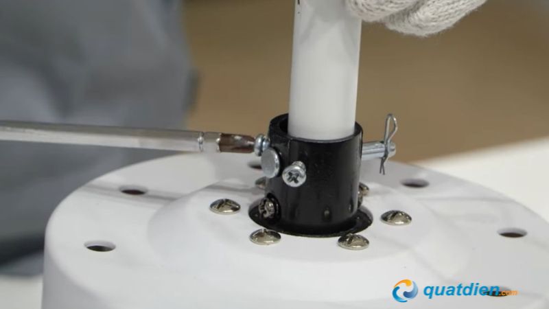 Kiểm tra và siết chặt ốc vít cho quạt trần