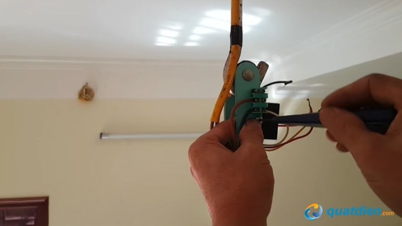 Tháo tụ điện cũ ra khỏi quạt khi phát hiện có vấn đề