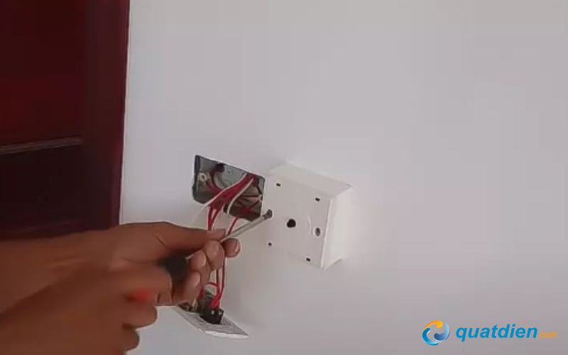 Tháo hộp công tắc ra bằng cách dùng tua vít tháo ốc
